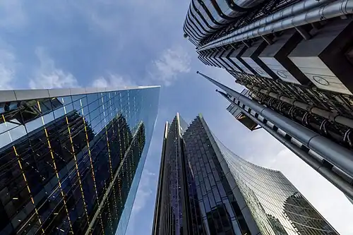 Pohled vzhůru z Lime Street. Vlevo The Scalpel, uprostřed Willis Building a vpravo Lloyd's Building.