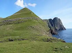 Kirvi, v dálce vpravo hora Beinisvørð