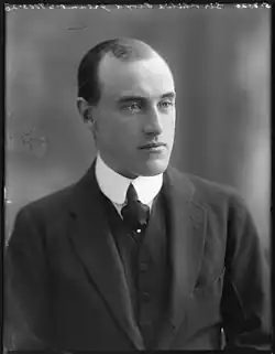 Portrétní fotografie z roku 1920 (tehdy ještě pod jménem Sir Philip Lloyd-Greame) (Národní portrétní galerie)