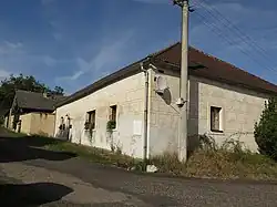 Památkově chráněná budova tvrze (čp. 7)