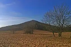 Lotarův vrch z úpatí vrchu Klobouk.