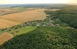 Terasy Jizerské tabule spadající do Rožďalovické tabule u vsi Studce