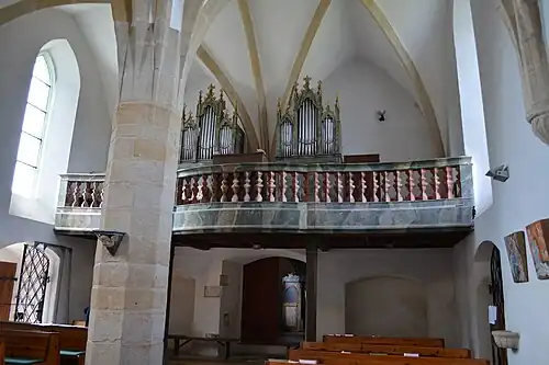 Dřevěný kůr s varhanami