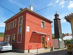 Obecní úřad a dřevěná zvonice