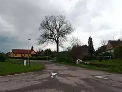 Střed vesnice je stranou hlavní silnice Ústí n. O.-Choceň