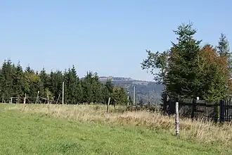 Loučná od Klínů s vojenskou pozorovací věží na vrcholu