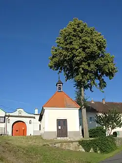 Náves s kaplí a lípou