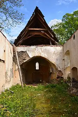 Chrámová loď se zbytkem střechy