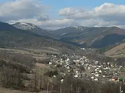 Horní část obce, v pozadí Spálený vrch a Červená hora