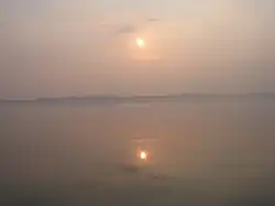 pohled přes jezero na jihozápad