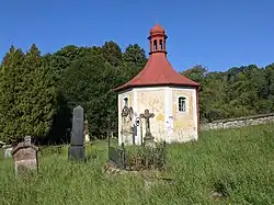 Loukov (u Semil, obec Háje nad Jizerou) - starý hřbitov s kaplí (září 2023) (8).jpg