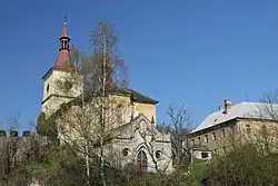 Farní kostel Nejsvětější Trojice v Loukově (s hrobkou Rohanů na východní straně)