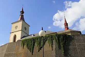 Pohled na střechy kostela Nejsvětější Trojice v Loukově
