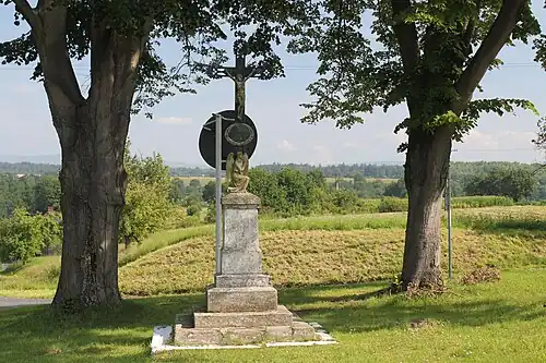 Kříž na rozcestí v Loukovci