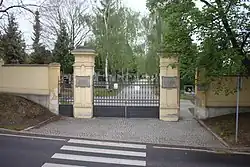 Hřbitovní brána, pohled zevnitř areálu