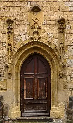 Erb Světeckých nad západním portálem kostela sv. Petra v Lounech