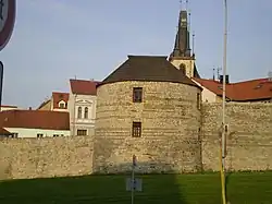Louny, městské opevnění s kruhovou baštou.jpg
