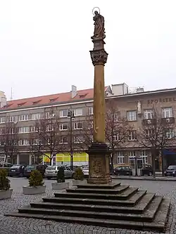 Louny, sloup se sochou Panny Marie.JPG