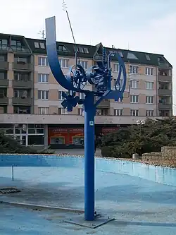 Plastika Oktíbolz s fontánou, která byla před několika lety zasypána zeminou