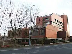 Pohled na budovu Komerční banky, která leží na Komenského náměstí