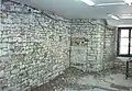 Obnažená zeď místnosti v 1. patře západní části budovy se zazděným portálem do arkýře