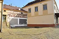 Prostranství po Loupežnické věži v areálu znojemského pivovaru s vyznačeným půdorysem.