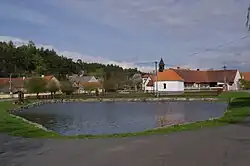 Rybník a kaplička v Loužné