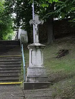 Kříž u schodiště