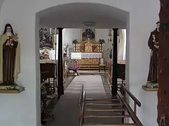 Pohled do lodě kostela přes podvěží