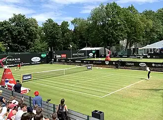 Dvorce č. 1 a 2 Rot-Weiß Tennis Clubu, dva ze tří travnatých kurtů turnaje. Areál zahrnuje dalších 13 antukových dvorců.