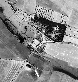 Letecký snímek vesnice z 50. let 20. století