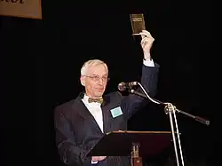 Lubomír Müller při projevu na oblastním sjezdu svědků Jehovových v Ostravě (7. 7. 2002)