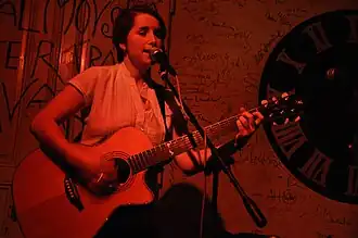 Lucie Redlová na koncertě v pražské Salmovské literární kavárně 8. února 2010.