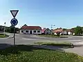 Kruhový objezd v centru obce