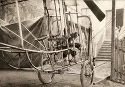 Detailní pohled na kabinový vnitřek letadla (kolem roku 1910)