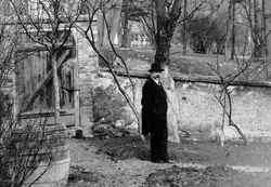 Ludvík Očenášek v zahradě usedlosti Demartinaka (nedatováno)