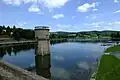 Pohled na přehradní jezero od hráze