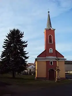 Kaplička a křížek ve vesnici