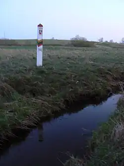 Luknė tvoří hranici: litevský pohraniční sloup u vsi Luknės