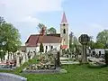 Kostel a hřbitov