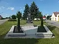 Pomník padlým v severní části návsi