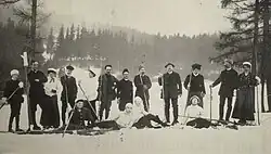 Na fotografii lyžařů je mimo jiné pátý zprava Josef Eugen Scheiner (velitel československé armády) se svým synem Josefem (Južíkem) Scheinerem - druhý zleva ležící na zemi.