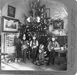 Lyndhurst - šťastné Vánoce, prosinec 1905. Pět chlapců v krojích, s hračkami, před vánočním stromečkem, škola Lyndhurst, Tarrytown, NY.