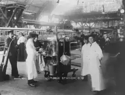 Stánek s čajem na londýnském nádraží Victoria Station, 1905