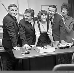 Divadlo Lysthuset Revyteater. Zleva: Rolv Wesenlund, Harald Heide-Steen jr., Trulte Heide Steen, Svein Byhring a Elsa Lystad. 1965.