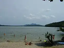 Pohled na jezero z Malé pláže ve Starých Splavech, v pozadí Bezděz