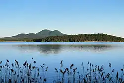 Máchovo jezero, v pozadí Bezděz