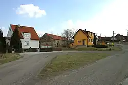 Autobusová otočka v Málkově pod obecním úřadem a horní částí vsi