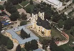 Letecký pohled na baziliku a monastýr