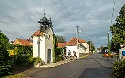 Střed Máslovic s kapličkou a muzeem másla